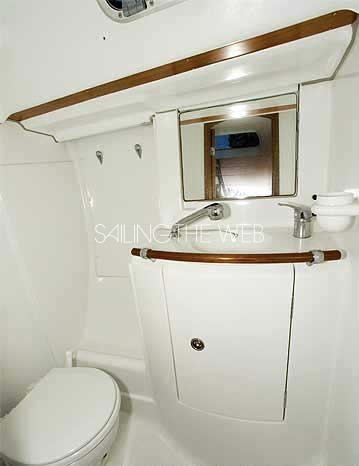 Oceanis-411-bathroom2