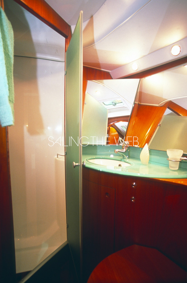 beneteau_57_bathroom