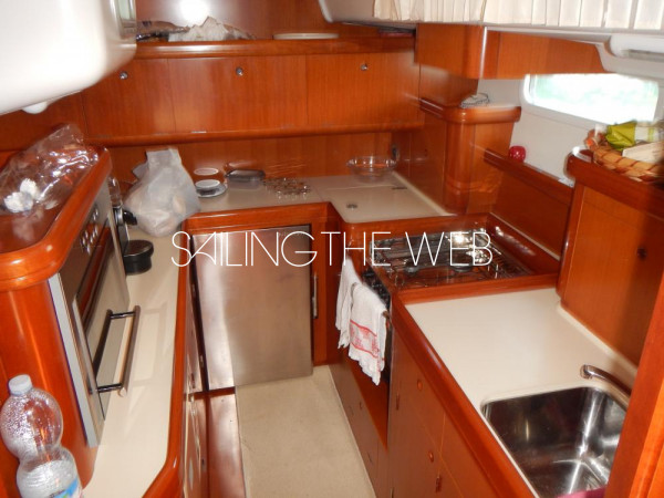 beneteau_57_kitchen