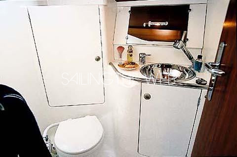 sun_fast_37_bathroom