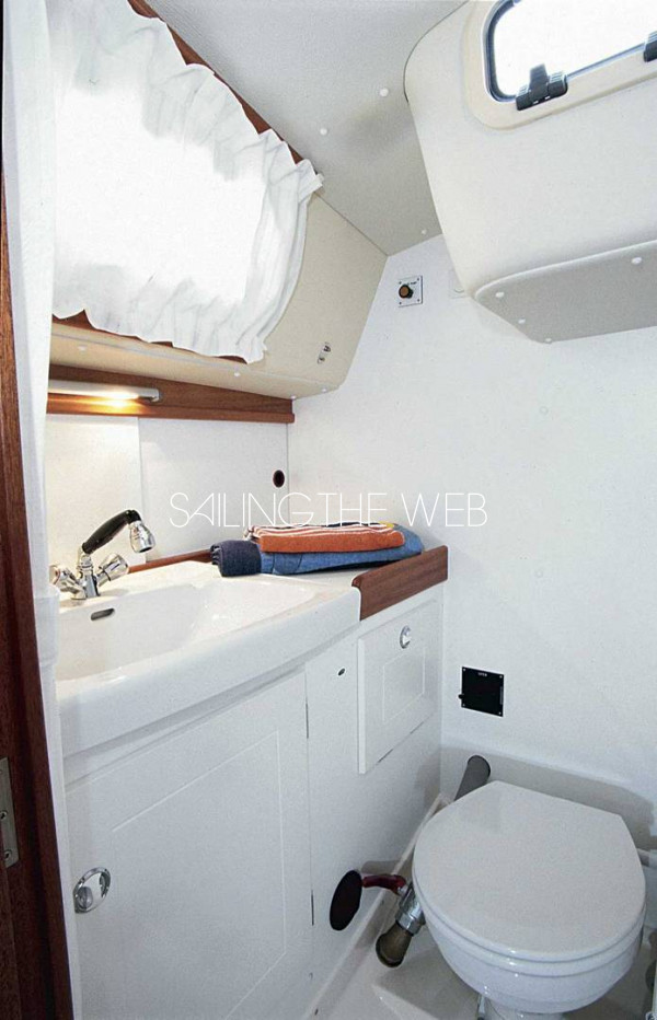 Hallberg Rassy 34 toilet