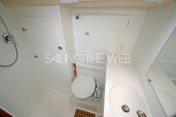 hallberg_rassy_40_bathroom2