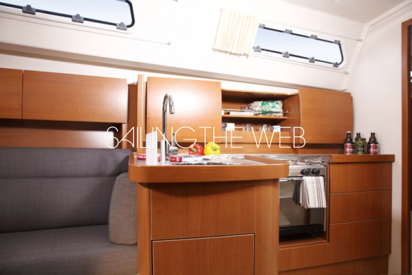 Hanse-355-kitchen